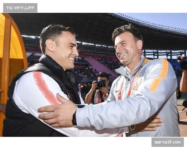 特写:争议判罚后,雷恩队长曼丹达情绪激动地与裁判组长时间理论